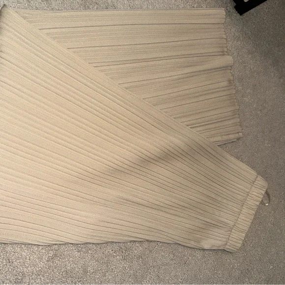 Uniqlo Beige Wide-Leg Pants - Picture 2 of 3